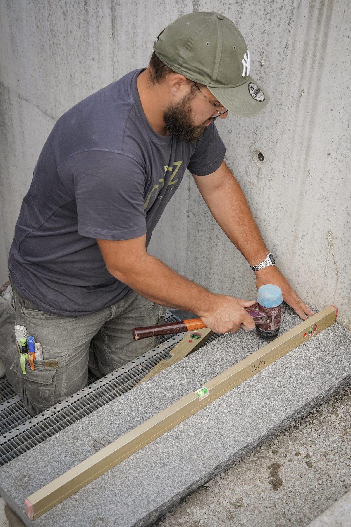 Granit-Blockstufen einbauen, Lichthof mit Naturstein-Pallisadenmauer