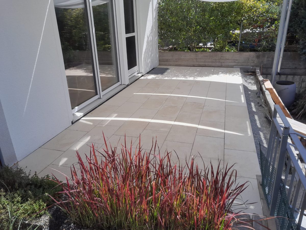 Terrasse Stuttgart – Granitbelag mit japanischem Ziergras